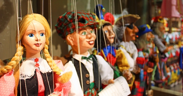 Marionnettes traditionnelles en bois. Boutique à Prague - République Tchèque