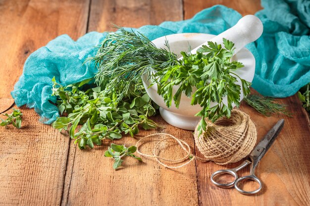 Marjolaine aux herbes épicée sur une table en bois