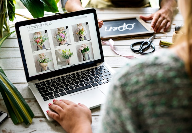 Le Marketing Des Magasins De Fleurs électroniques Fait La Promotion Des Médias Sociaux