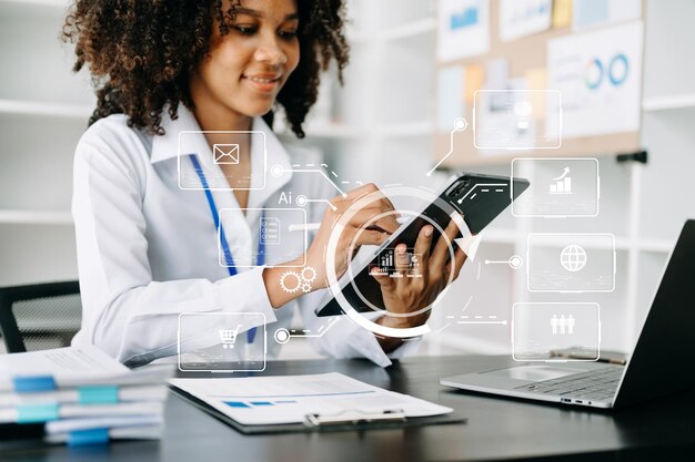 Photo marketing des médias numériques sur un écran virtuel entreprises africaines travaillant sur une tablette numérique un smartphone avec un ordinateur portable au bureau à la lumière du matin