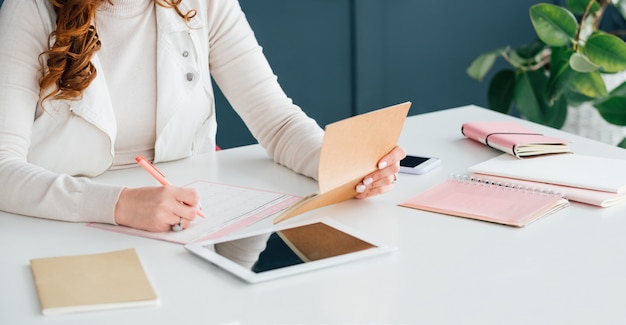 marketing des médias sociaux. travail de planification de femme experte smm. priorités de l'ordre du jour.