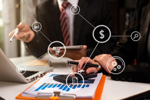 Marketing numérique Entreprise utilisant la croissance des données de financement et de vente des tablettes numériques sur les icônes de l'interface Banque Finance Stratégie commerciale sur le réseau commercial mondial