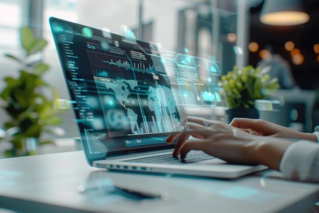 Marketing numérique avec une personne utilisant un ordinateur portable sur une table blanche