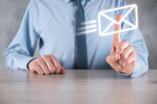 Marketing par e-mail et concept de newsletter.Contactez-nous par e-mail de newsletter et protégez vos informations personnelles contre le concept de courrier indésirable.Schéma de vente directe en entreprise. Liste des clients pour l'envoi.