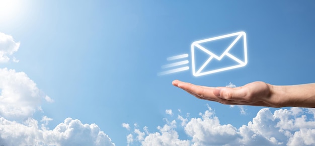 Marketing par e-mail et concept de newsletter.Contactez-nous par e-mail de newsletter et protégez vos informations personnelles contre le concept de courrier indésirable.Schéma de vente directe en entreprise. Liste des clients pour l'envoi.