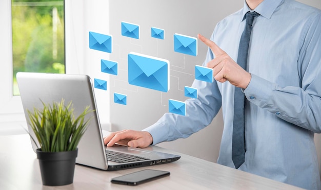 Marketing par e-mail et concept de newsletterContactez-nous par e-mail de newsletter et protégez vos informations personnelles du concept de courrier indésirableSchéma de vente directe en entreprise Liste des clients pour l'envoi