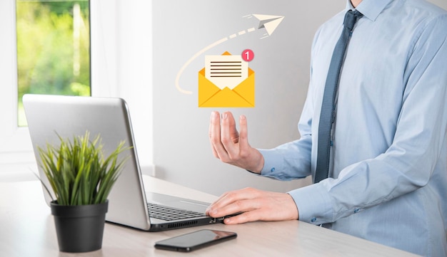 Marketing par e-mail et concept de newsletterContactez-nous par e-mail de newsletter et protégez vos informations personnelles du concept de courrier indésirableSchéma de vente directe en entreprise Liste des clients pour l'envoi