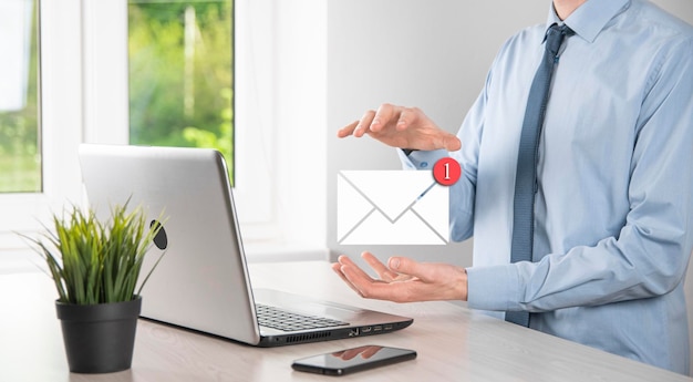Photo marketing par e-mail et concept de newslettercontactez-nous par e-mail de newsletter et protégez vos informations personnelles du concept de courrier indésirableschéma de vente directe en entreprise liste des clients pour l'envoi
