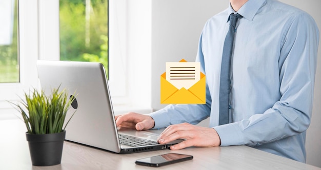 Marketing par e-mail et concept de newsletterContactez-nous par e-mail de newsletter et protégez vos informations personnelles du concept de courrier indésirableSchéma de vente directe en entreprise Liste des clients pour l'envoi