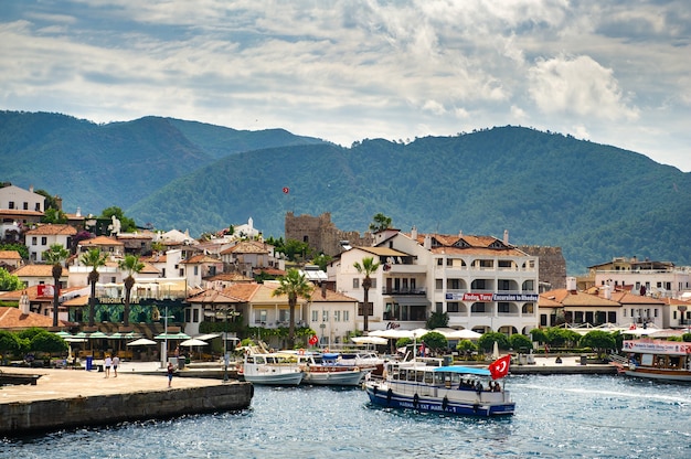 MARMARIS, TURQUIE-27 juin 2018 : Navires de mer sur le remblai de la ville turque de Marmaris