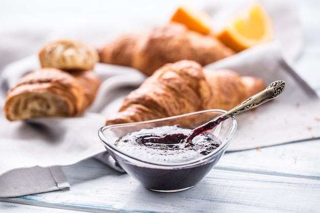 Marmelade de croissants au beurre frais et oranges sur la table de la cuisine.