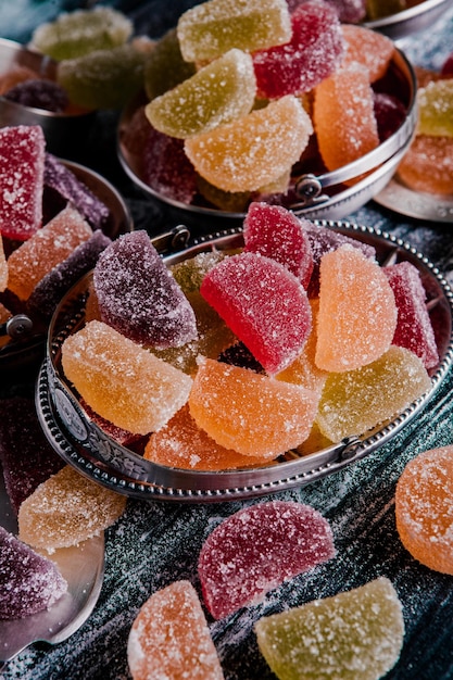 La marmelade de dessert sous forme de tranches de citron et d'orange La douceur de la confiture de gelée