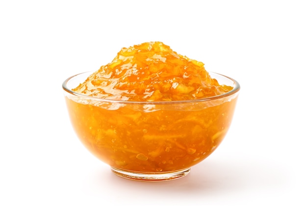 Marmelade d'orange dans un bol en verre isolé sur fond blanc.