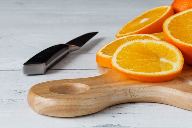 Marmelade d'orange avec des oranges glissées sur table