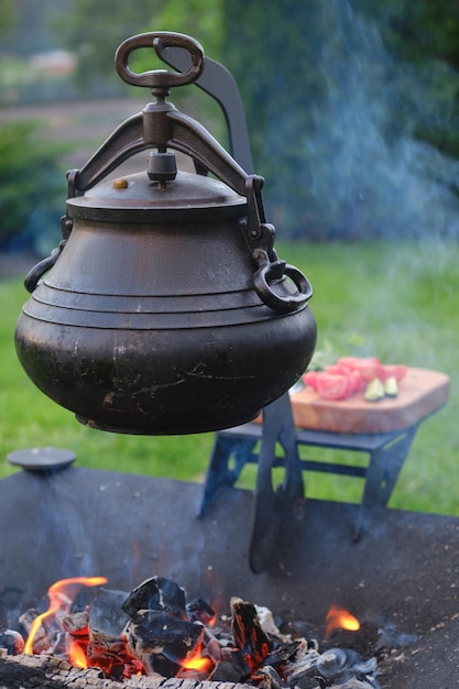 Marmite en fonte au-dessus du feu