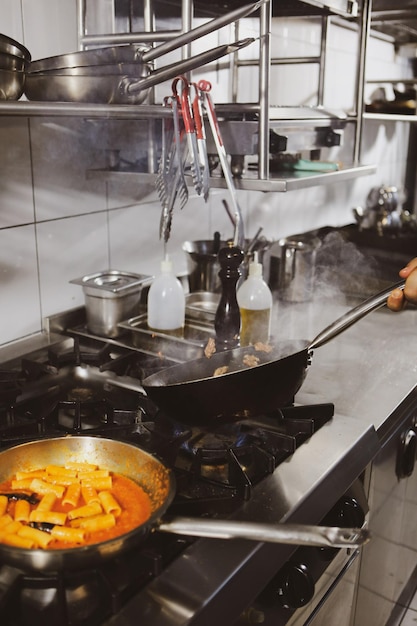 marmite avec des pâtes sur la cuisson du poêle à feu