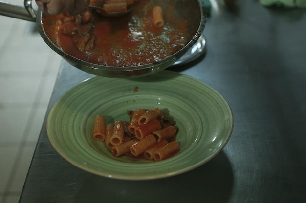 marmite avec des pâtes sur la cuisson du poêle à feu