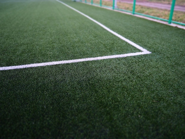 Photo le marquage du terrain de football sur l'herbe verte lignes blanches ne dépassant pas 12 cm ou 5 pouces de large zone du terrain de football