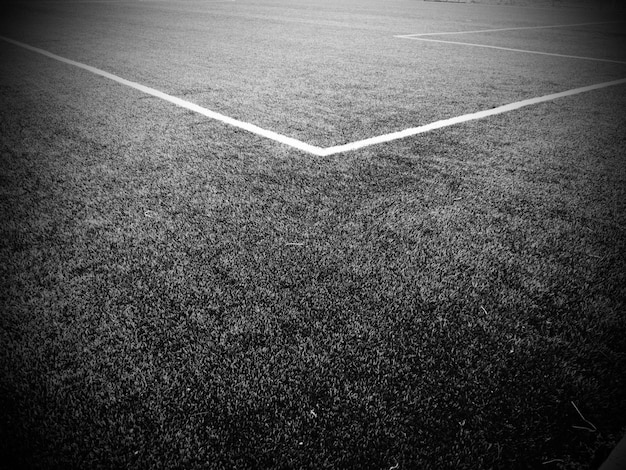 Le marquage du terrain de football Lignes blanches d'au plus 12 cm ou 5 pouces de large Aire du terrain de football Photographie monochrome en noir et blanc