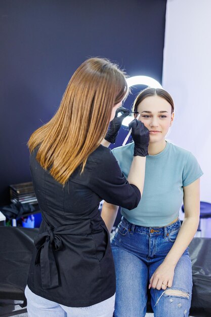 Marquage du visage d'une femme avant le maquillage permanent des sourcils Tatouage des sourcils Procédure de beauté du visage d'une femme