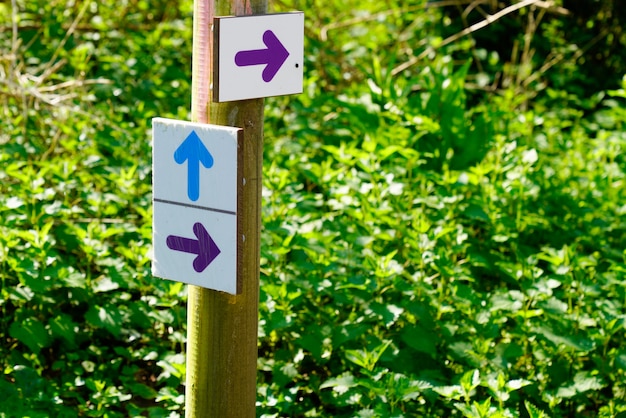 Marquage des flèches de couleur du chemin de randonnée