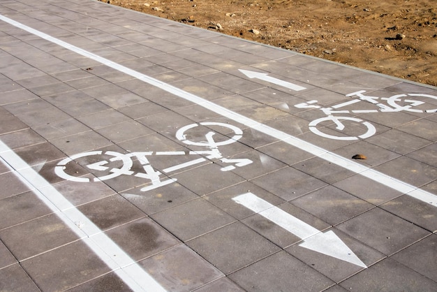 Marquage de la piste cyclable sur le trottoir