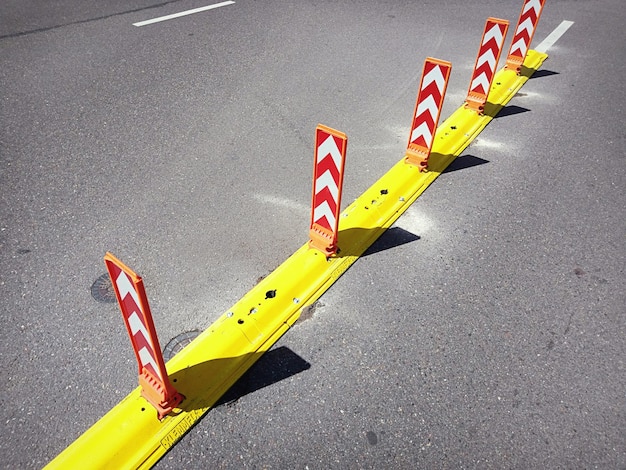 Photo marquages réfléchissants sur la rue