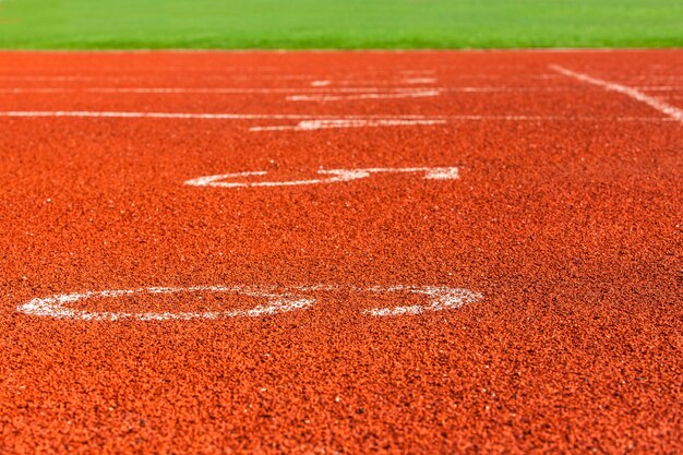 Marquages rouges sur l'hippodrome du stade.