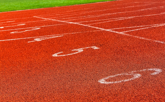 Marquages rouges sur l'hippodrome du stade.