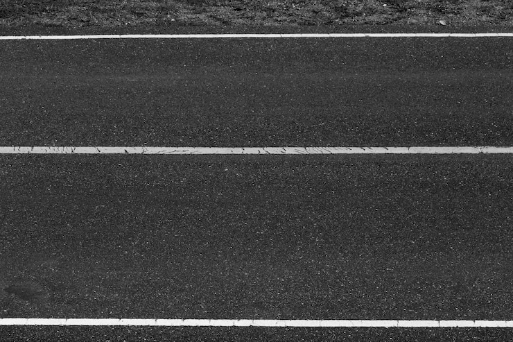 Photo marquages sur route vide