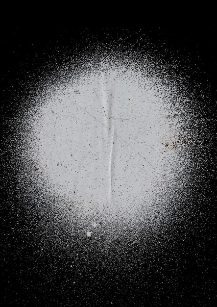 Photo marque de peinture en aérosol sphère sur le mur pour des effets d'opacité à effet de superposition mélangeant un fond noir