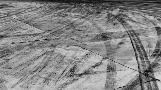 Marque de pneu sur asphalte sur route, texture et fond de la piste de course, fond noir abstrait