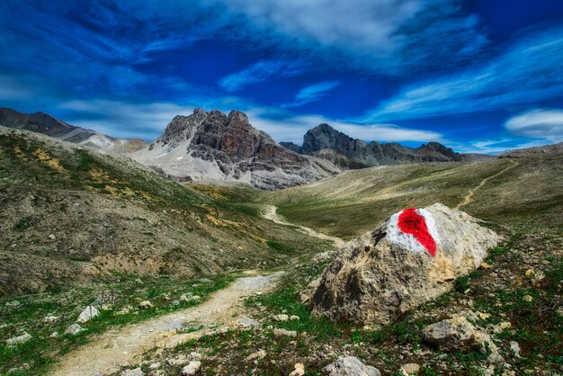 Marque rouge sur le sentier Rock to Mountain