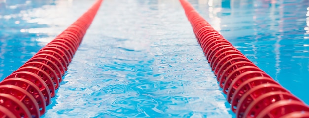 Marqueur bleu et rouge de la piscine