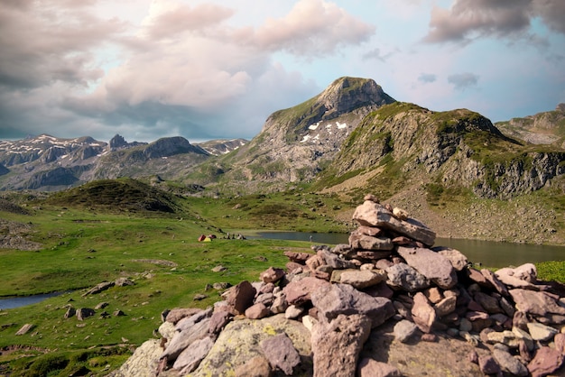 Marqueur de pierre dans la montagne des Pyrénées