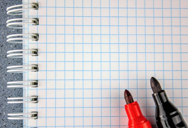 Marqueurs et bloc-notes Feutres et feuilles blanches de cahier Papeterie pour notes dans un cahier Marqueur rouge et noir