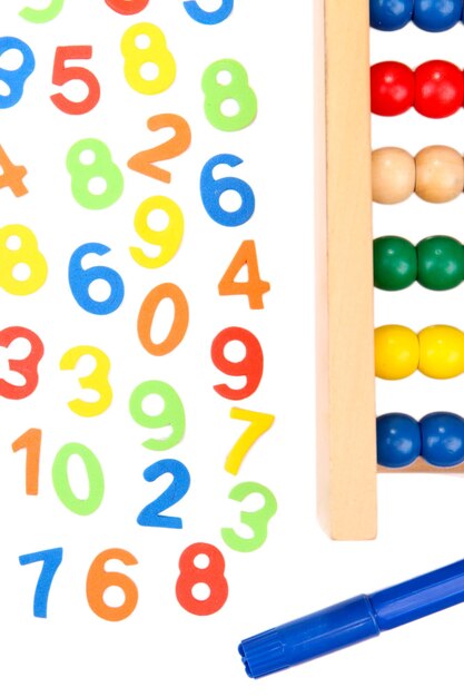 Marqueurs de chiffres colorés et abacus isolés sur blanc