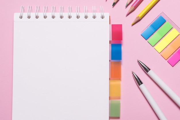 Marqueurs de page sur le bureau, vue de dessus, espace copie