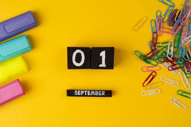 Photo marqueurs de temps de septembre clips et crayons concept de l'éducation à partir de l'école le 1er septembre