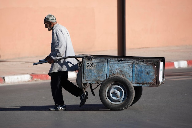 MARRAKECH JAN 01 Homme avec une charrette dans une rue de Marrakech le 01 janvier 2018 au Maroc