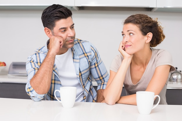 Marre de couple prenant un café en regardant les uns les autres