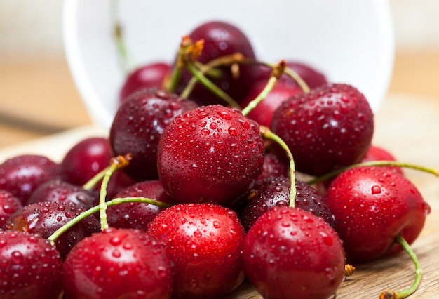 Marron cerise mûre recouvert de gouttes d'eau. Les baies sont réunies après la récolte.