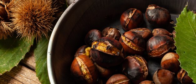 Marrons grillés dans une poêle en fer