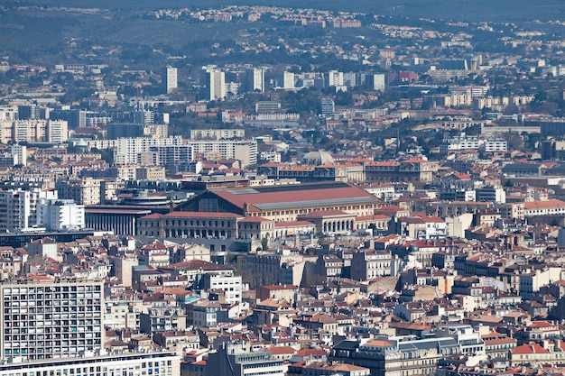 Marseille France 23 mars 2019 Marseille Saint-Charles est la principale gare ferroviaire et gare routière interurbaine de Marseille. C'est le terminus sud du chemin de fer Paris-Marseille.