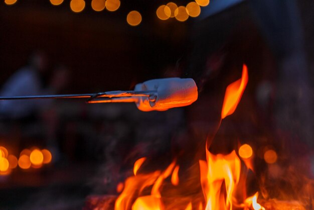 Un marshmallow brun doré rôti sur un feu à Copenhague