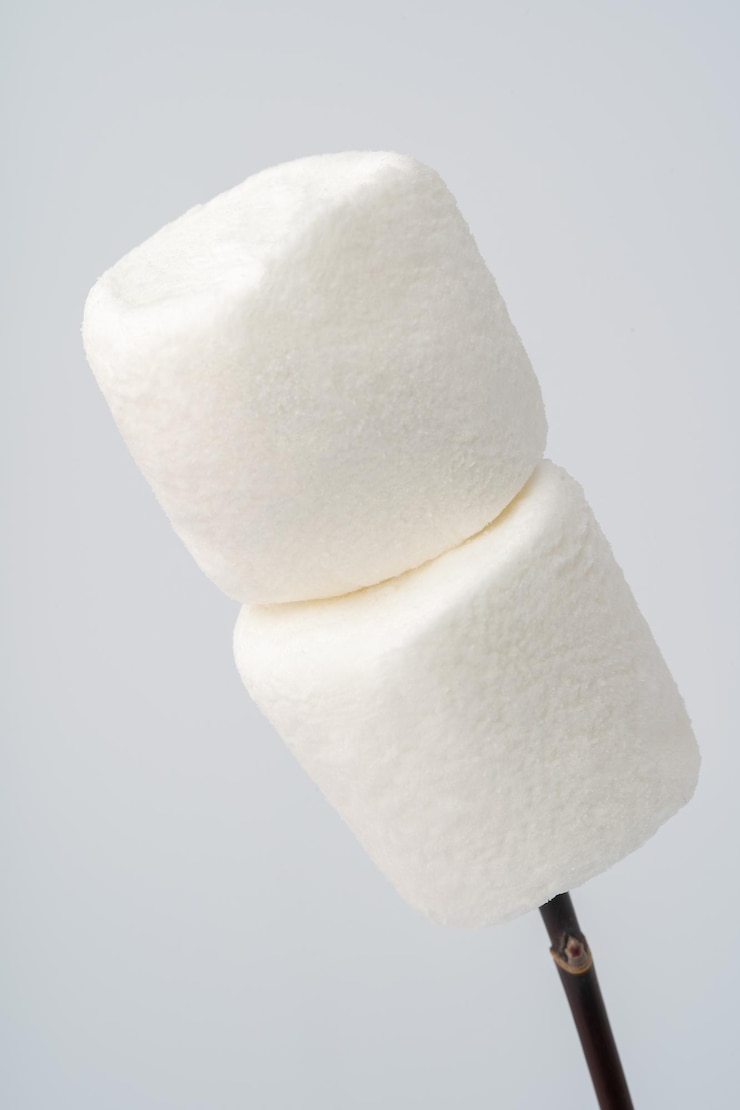 Photo des marshmallows blancs isolés sur un fond blanc