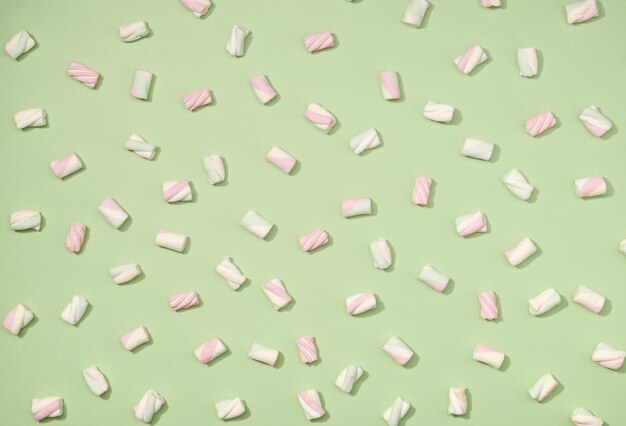 Les marshmallows sont posés à plat.