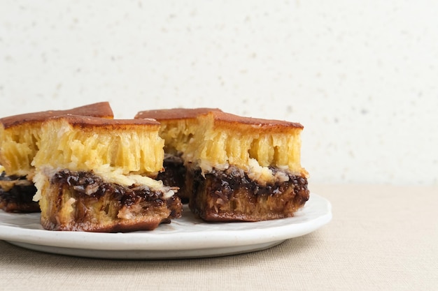 Photo martabak manis ou kue terang bulan ou hok lo pan avec diverses garnitures est une collation d'indonésie