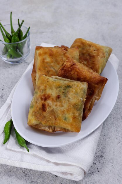 Martabak telur mini Pâte salée poêlée farcie à la viande d'œuf et aux épices