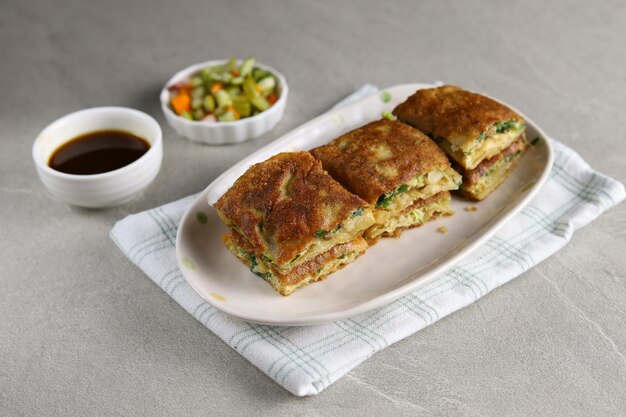 Martabak Telur ou omelette murtabak poêlée salée farcie à l'oeuf